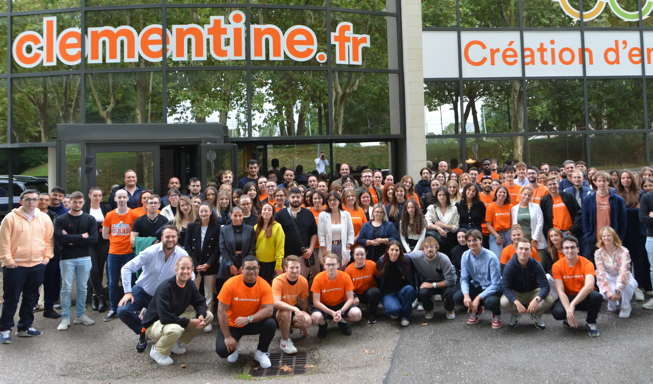 Photo de groupe de toute l'équipe de Laxou devant les locaux